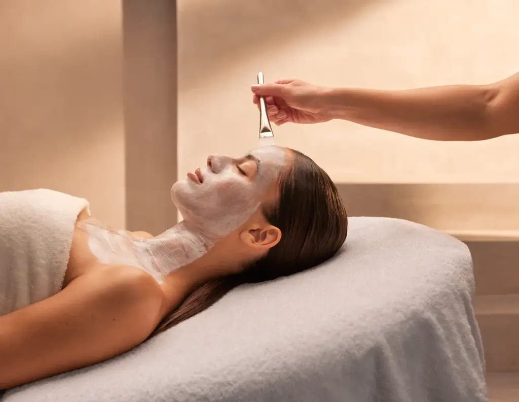 Gesichtsbehandlung: Eine Crememaske wird mit dem Pinsel aufgetragen
