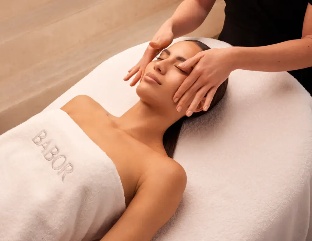 Gesichtsbehandlung: Massage rund um die Augen