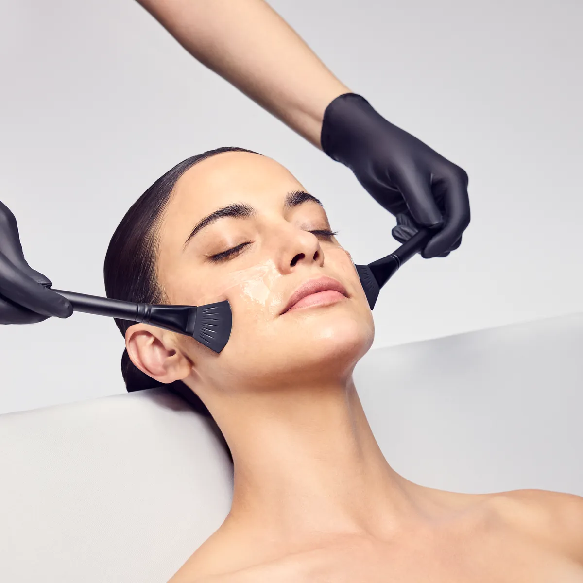 DOCTOR BABOR: Fruchtsäure-Peeling wird mit dem Pinsel aufgetragen